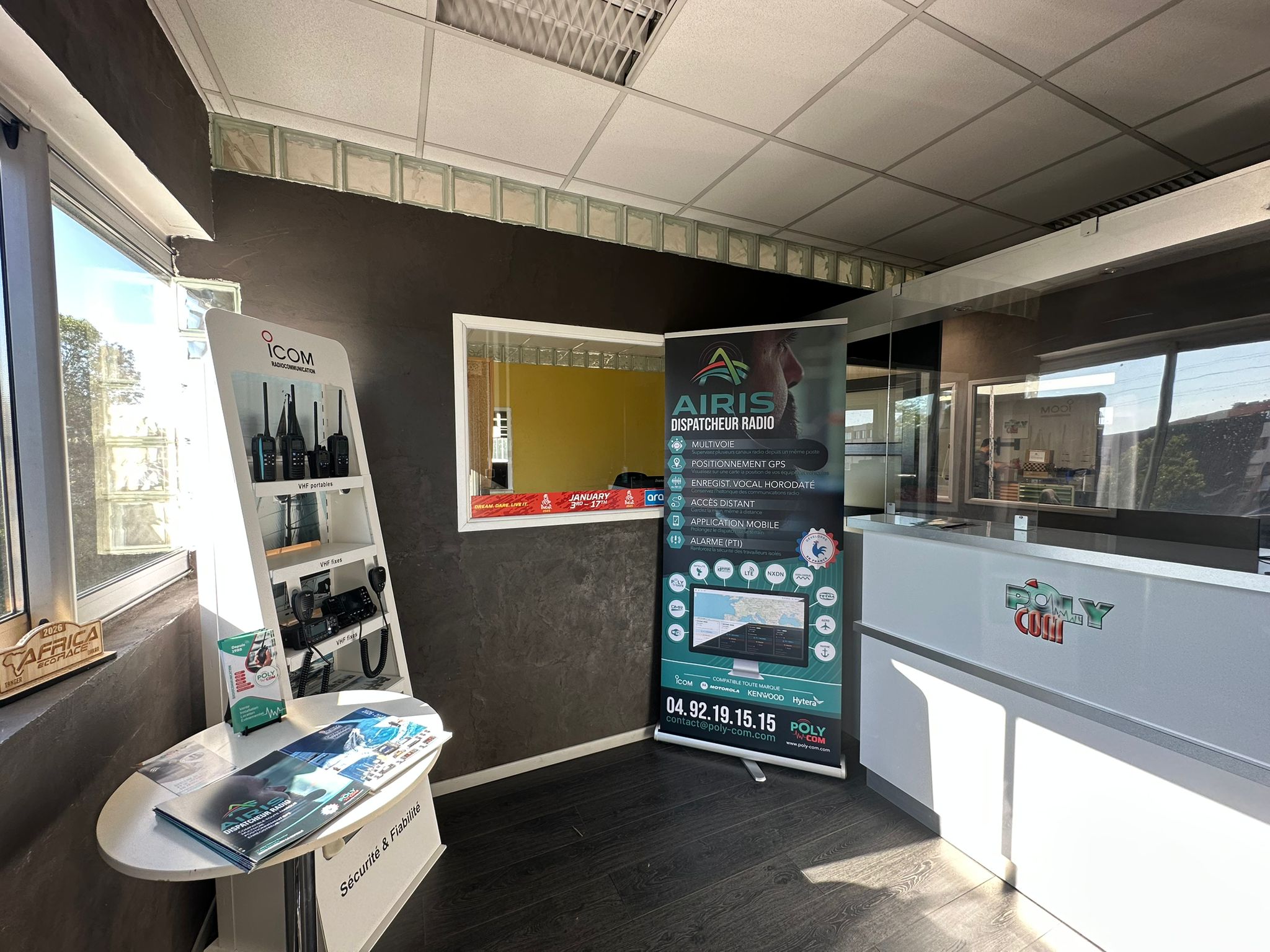 Showroom Poly-Com avec stand ICOM et roll-up AIRIS