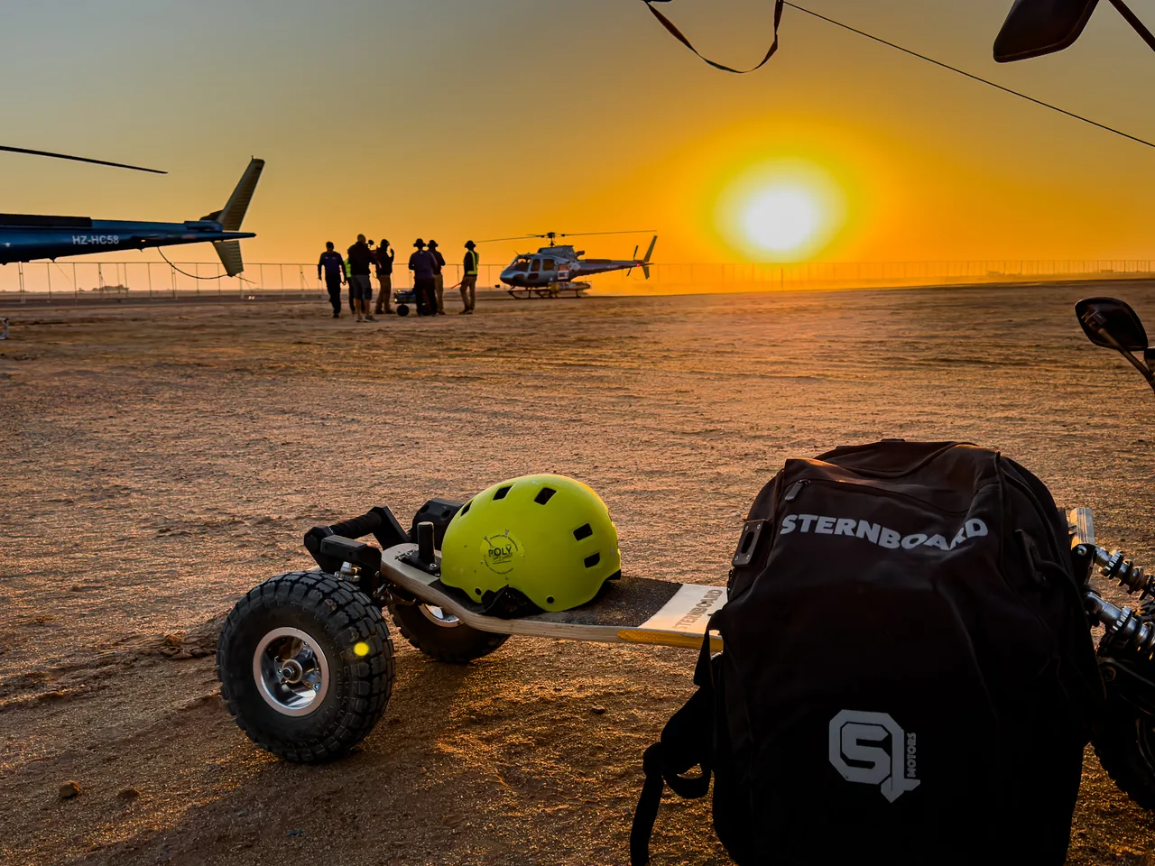 Dispositif Poly-Com sur opération raid au coucher du soleil — hélicoptères et matériel