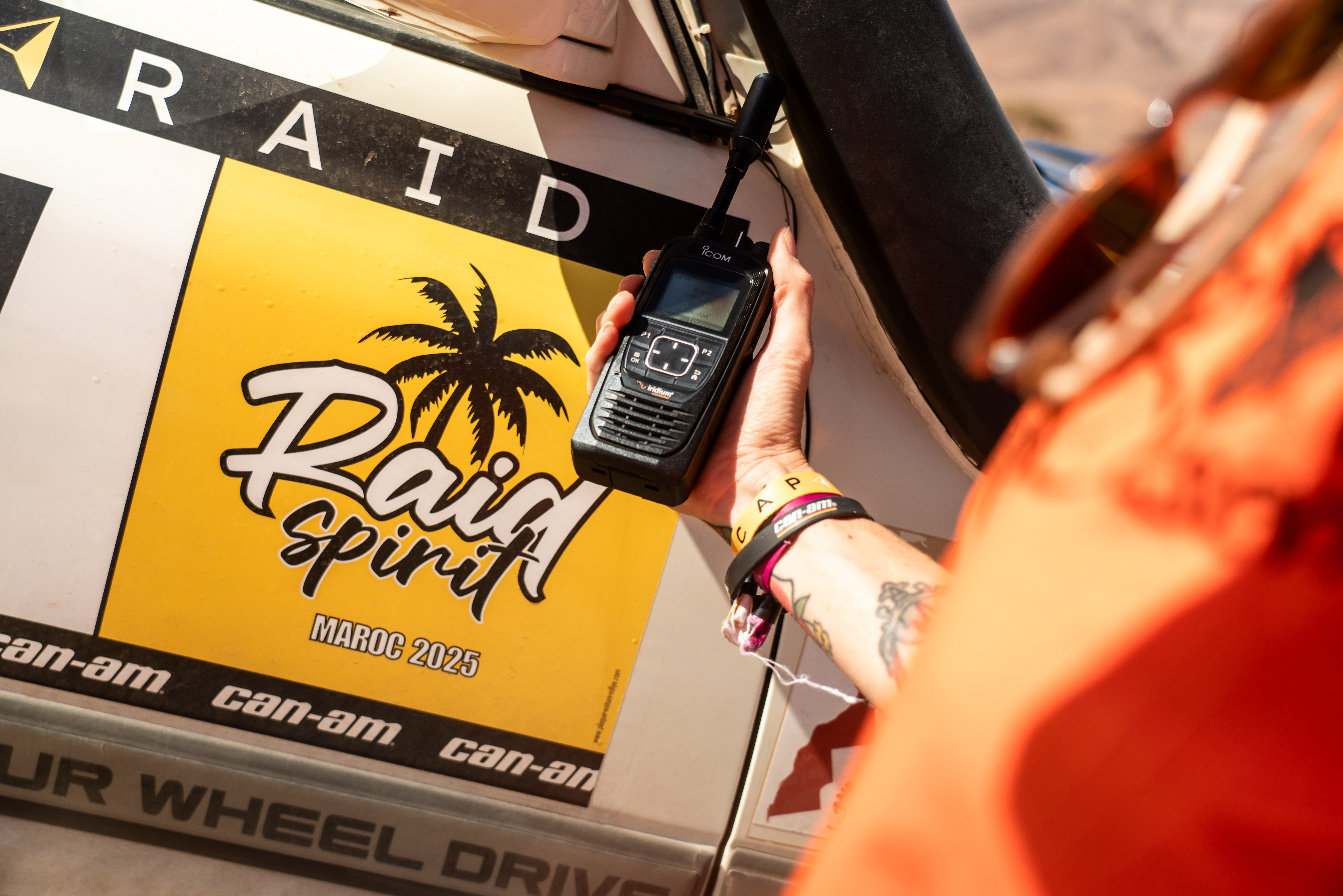 Radio ICOM en main sur véhicule Raid Spirit Maroc