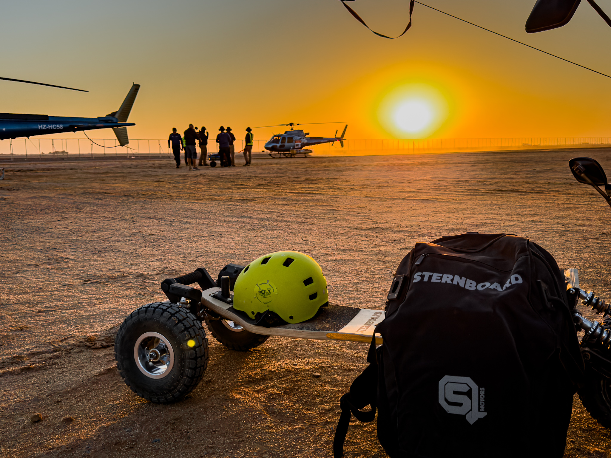Dispositif Poly-Com sur opération raid au coucher du soleil — hélicoptères et matériel
